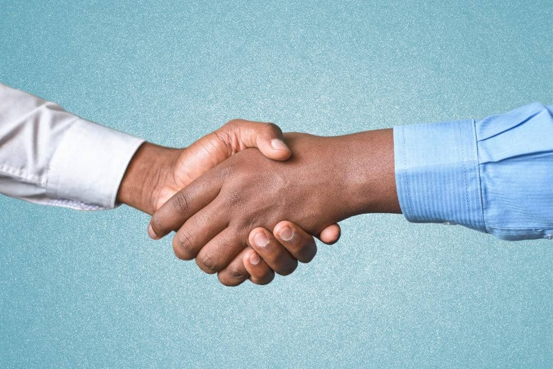 Ao investir em ações, você se torna sócio das empresas.